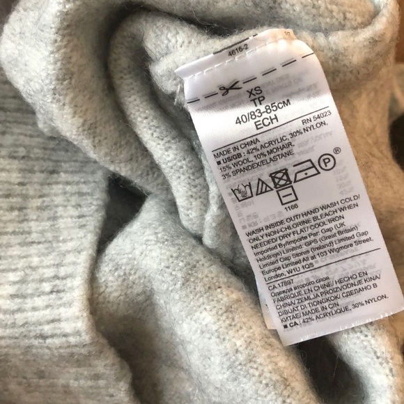 Banana Republic Sweater - Picture 4 of 4